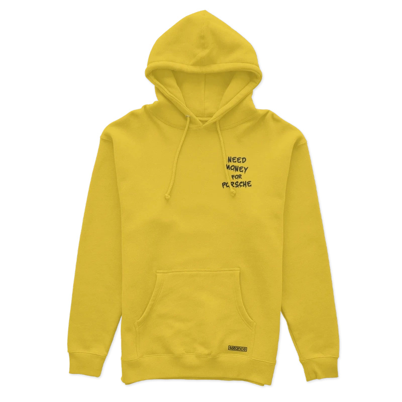 Gelbes Kapuzen-Sweatshirt mit der Aufschrift "Need Money for Porsche".
