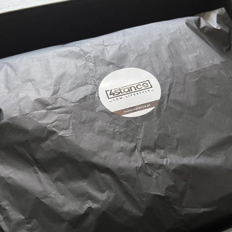 Sweatshirt / T-shirt gift wrapping in black cardboard box